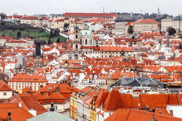 Maisons avec toit rouge est un point de repère célèbre de Prague, vue aérienne d'en haut — Photo