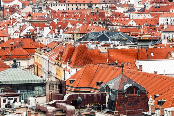 Veduta aerea sui tetti rossi della vecchia città europea Praga — Foto Stock