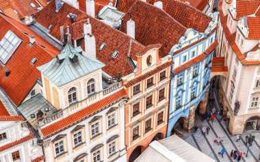 Evler ve turuncu çatılar Prag tipik hava cityscape görünümü