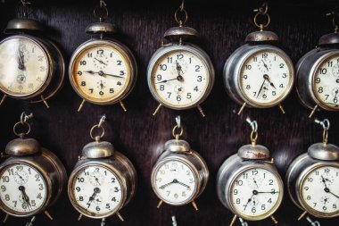 Birçok eski vintage saatler bir duvar üzerinde alarm