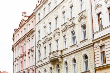 Prag'ın sokak geçen yüzyılda inşa edilen binalar cephe