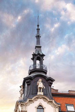 Eski Avrupa binanın çatısında Silahşörler heykeli