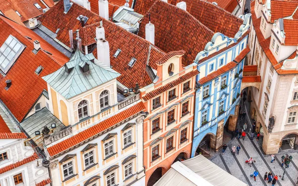 Vista aérea de casas y techos naranjas típicos de Prag — Foto de Stock