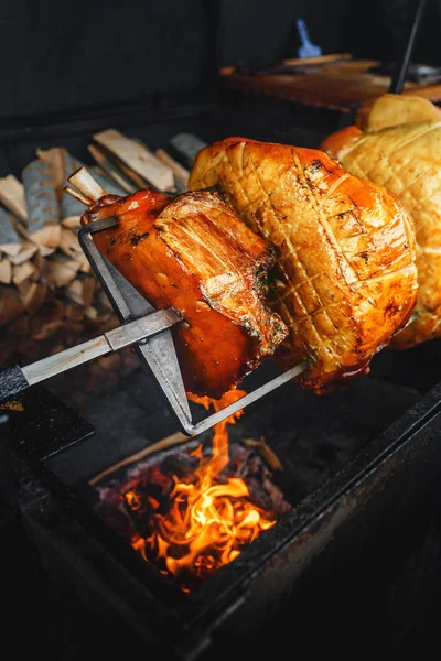 Trozos grandes de cerdo cocido en llama abierta — Foto de Stock