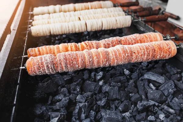 Tradicional nacional checo calle desierto Trdelnik está horneando — Foto de Stock