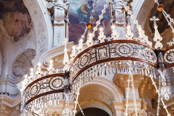 Крупный план украшенной стеклянной люстры в православной церкви — стоковое фото