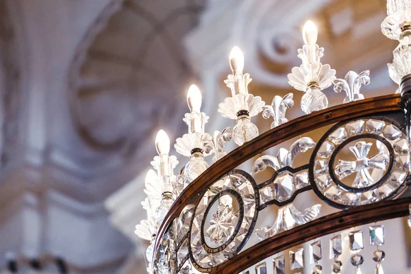 Close-up de um lustre de vidro decorado na Igreja Ortodoxa — Fotografia de Stock