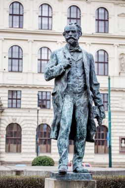Prag 'da Rudolfinum yakınlarında besteci Antonin Dvorak' ın anıtı