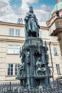 Prag meydanında Haçlılar Kral Charles IV Anıtı panoramik manzaraya