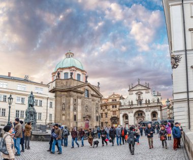 Prague, Çek Cumhuriyeti - 18 Mart, 2017: çok sayıda turist ve Charles Köprüsü önünde kare üzerinde gapers