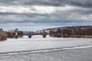 Charles Köprüsü'nden Old Town mimari Prag'da Vltava Nehri üzerinde