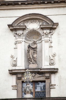 Heykeller Saint Salvator Cathedral Prag'da, cephe ayrıntılarını bir yakın çekim süslenmiş