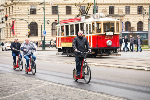 PRAGA, REPÚBLICA CHECA - 18 DE MARZO DE 2017: Un grupo de turistas que recorren la ciudad en bicicletas eléctricas — Foto de Stock