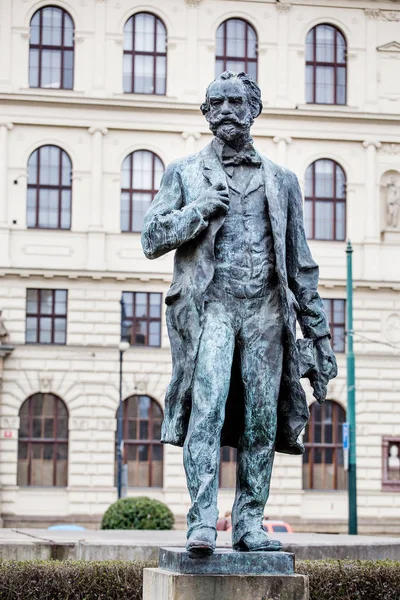 Monumento al compositor Antonin Dvorak cerca de Rudolfinum en Praga —  Fotos de Stock