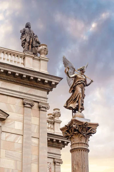 Άγαλμα και γλυπτό διάκοσμο στο συναυλιακό μέγαρο Ρουντόλφινουμ στο κέντρο της Πράγας — Φωτογραφία Αρχείου