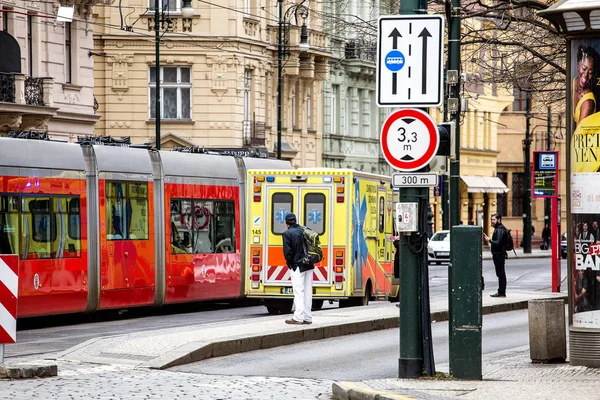 PRAGA, REPUBBLICA CECA - 18 MARZO 2017: ambulanza di emergenza che corre per strada con altri utenti della strada. Concetto Trafico — Foto Stock
