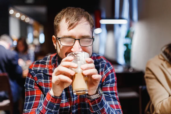 Hipster gülen adam Misted-up gözlüklü kafede kahve içiyor — Stok fotoğraf