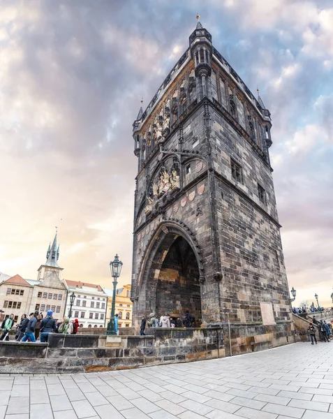 PRAGUE, REPÚBLICA CHECA - 18 DE MARÇO DE 2017: Panorama costurado da Torre da Ponte da Cidade Velha, em Praga, com multidões de turistas e espectadores — Fotografia de Stock