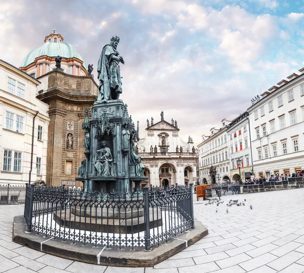 Panoramiczny widok na pomnik króla Karola Iv na placu krzyżowców w Pradze — Zdjęcie stockowe