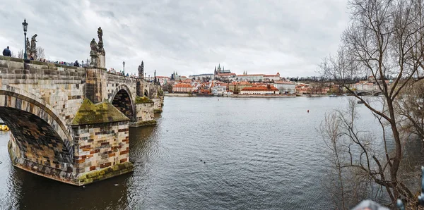 Prague, République tchèque panorama printanier avec le pont historique Charles et la rivière Vltava — Photo