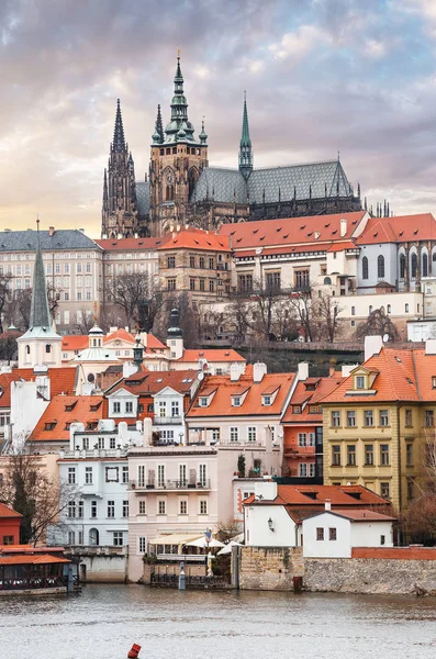 St. Vitus Katedrali Vltava Nehri'nin görünümünü telefoto zoom lens — Stok fotoğraf