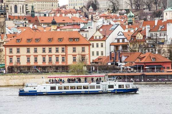 Vue panoramique de la rivière Vltava à Prague avec bateau touristique — Photo