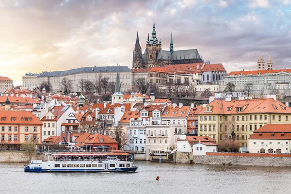 Praha, Česká republika - 18 března 2017: panoramatický výhled na řeku Vltavu v Praze s turistickou lodí — Stock fotografie