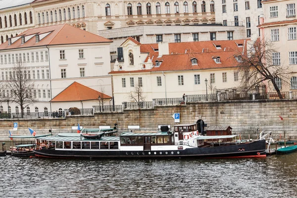 Vue panoramique de la rivière Vltava à Prague avec bateau touristique — Photo