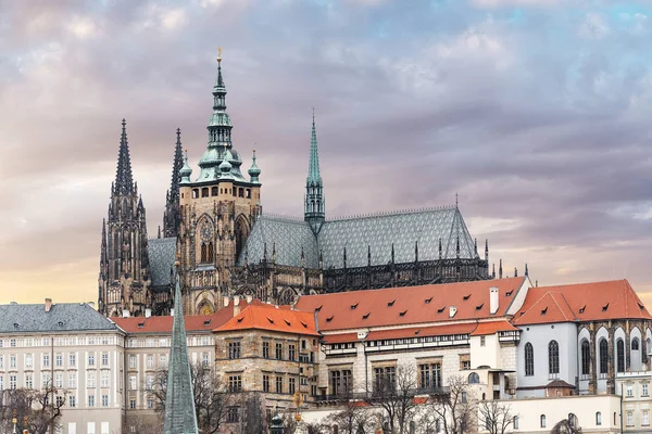 Teleobiektyw widok zamku na Hradczanach i St. Vitus Cathedral w Pradze — Zdjęcie stockowe