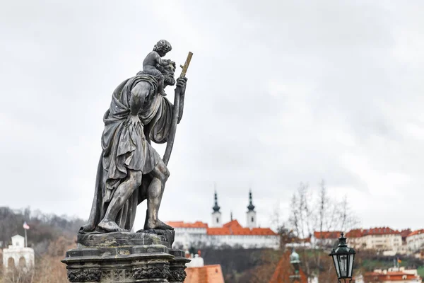 Статуя Дитя Христово на плече святого Христофора, покровителя странников, штурманов и путешественников на Карловом мосту, Прага — стоковое фото