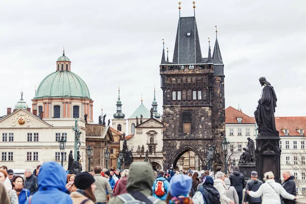 Prag, Tjeckien - 18 mars 2017: folkmassorna av turister vandrar längs Karlsbron i Prag. Begreppet turist flödesproblem i Europeiska sevärdheter — Stockfoto