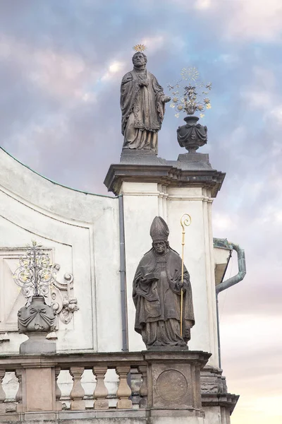 Ένα κοντινό πλάνο για τις λεπτομέρειες της πρόσοψης διακοσμημένο με γλυπτά στο ο Καθεδρικός Ναός του Αγίου Salvator στην Πράγα — Φωτογραφία Αρχείου