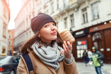 Kadın yiyor Trdelnik semt pazarı Prag, Çek Cumhuriyeti