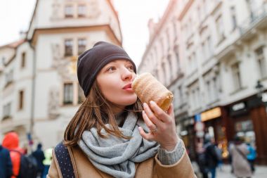 Kadın yiyor Trdelnik semt pazarı Prag, Çek Cumhuriyeti