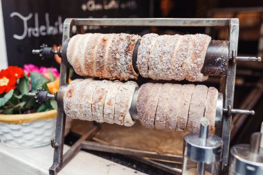 Geleneksel Trdelnik bir büyük içi boş top Kek Dükkanı vitrin şeklinde bir tatlı ekmektir