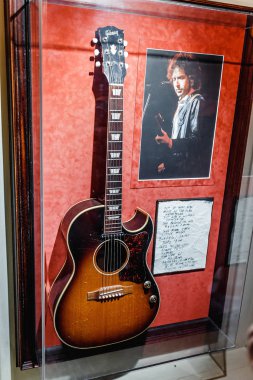 Prague, Çek Cumhuriyeti - 18 Mart, 2017: sergiler bir kafe iç ünlü müzisyenler gitar toplama