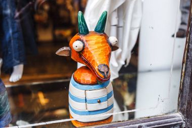 Vitrin camına arkasında komik ahşap hayvan oyuncaklar