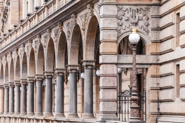 Prague National Theater ritmi ile klasik mimari detaylar olarak karanlık boşluklar ile mermer sütunların satır