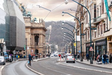 Prague, Çek Cumhuriyeti - 18 Mart, 2017: Prag sokak trafik, insanlar ve otomobil ile