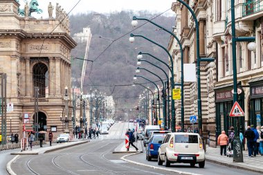 Prague, Çek Cumhuriyeti - 18 Mart, 2017: Prag sokak trafik, insanlar ve otomobil ile