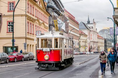 Prague, Çek Cumhuriyeti - 18 Mart, 2017: kırmızı Prag ve Çek sembolü olarak eski Street tarihi merkezi tramvay