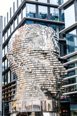 Prague, Çek Cumhuriyeti - 18 Mart, 2017: Modern Sanat yükleme dönen metal baş yazar Franz Kafka