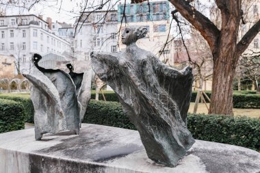 Prague, Çek Cumhuriyeti - 18 Mart, 2017: hayalet veya gölge Prag Franciscan bahçesinde uçan heykel