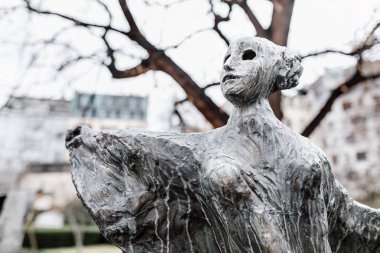 Prague, Çek Cumhuriyeti - 18 Mart, 2017: hayalet veya gölge Prag Franciscan bahçesinde uçan heykel