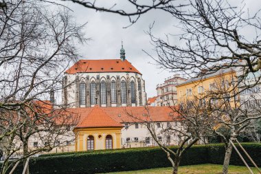 Fransisken Bahçe ve erken ilkbaharda Prag'da Karlar Meryem Ana Kilisesi