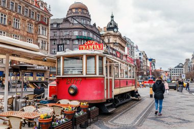 Prague, Çek Cumhuriyeti - 18 Mart, 2017: Cafe Wenceslas Meydanı üzerinde eski bir tramvay şeklinde.