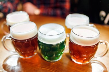Çek bira Prag pub masada beş otantik hazırlanmış kupaları. Bira - ışık, karanlık ve bitkisel farklı türleri