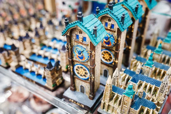 Белая и синяя керамическая сувенирная миниатюра Пражской башни в Праге — стоковое фото