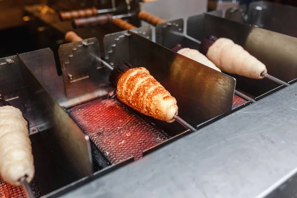 El plato nacional checo Trdelnik o Trdlo se cocina y se tuesta en un plato caliente — Foto de Stock