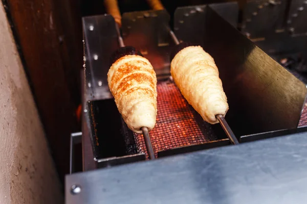 El plato nacional checo Trdelnik o Trdlo se cocina y se tuesta en un plato caliente — Foto de Stock